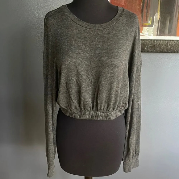 colsie dark heather gray crew neck elastic hem long sleeve crop top. Medium - Picture 1 of 5